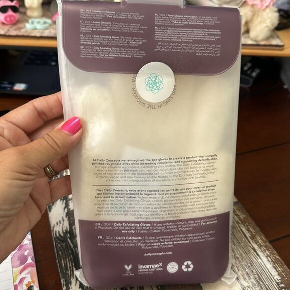 NEW Daily Concepts Exfoliating Spa Gloves - Picture 3 of 4